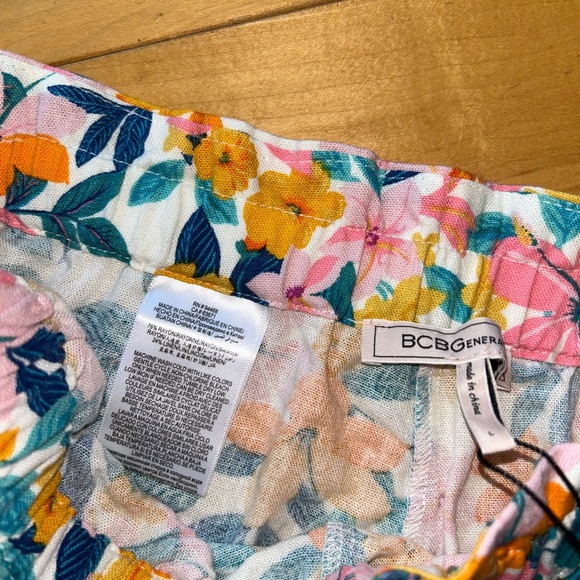 NWT BCBG high waisted floral shorts - Picture 5 of 10